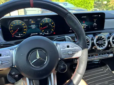 Mercedes-AMG A 35 4MATIC — Berline sportive haute performance, 63 000 km seulement — Armaturenbrett