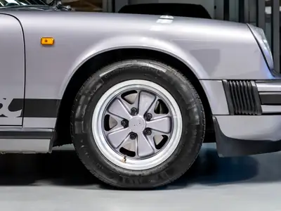 Porsche 911 Carrera 3.2 Targa Jubileé — Édition limitée 1/165, historique Porsche complet — Miniature 11