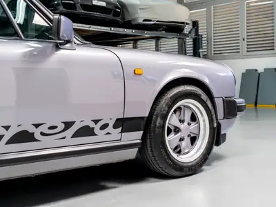 Porsche 911 Carrera 3.2 Targa Jubileé — Édition limitée 1/165, historique Porsche complet — Miniature 15