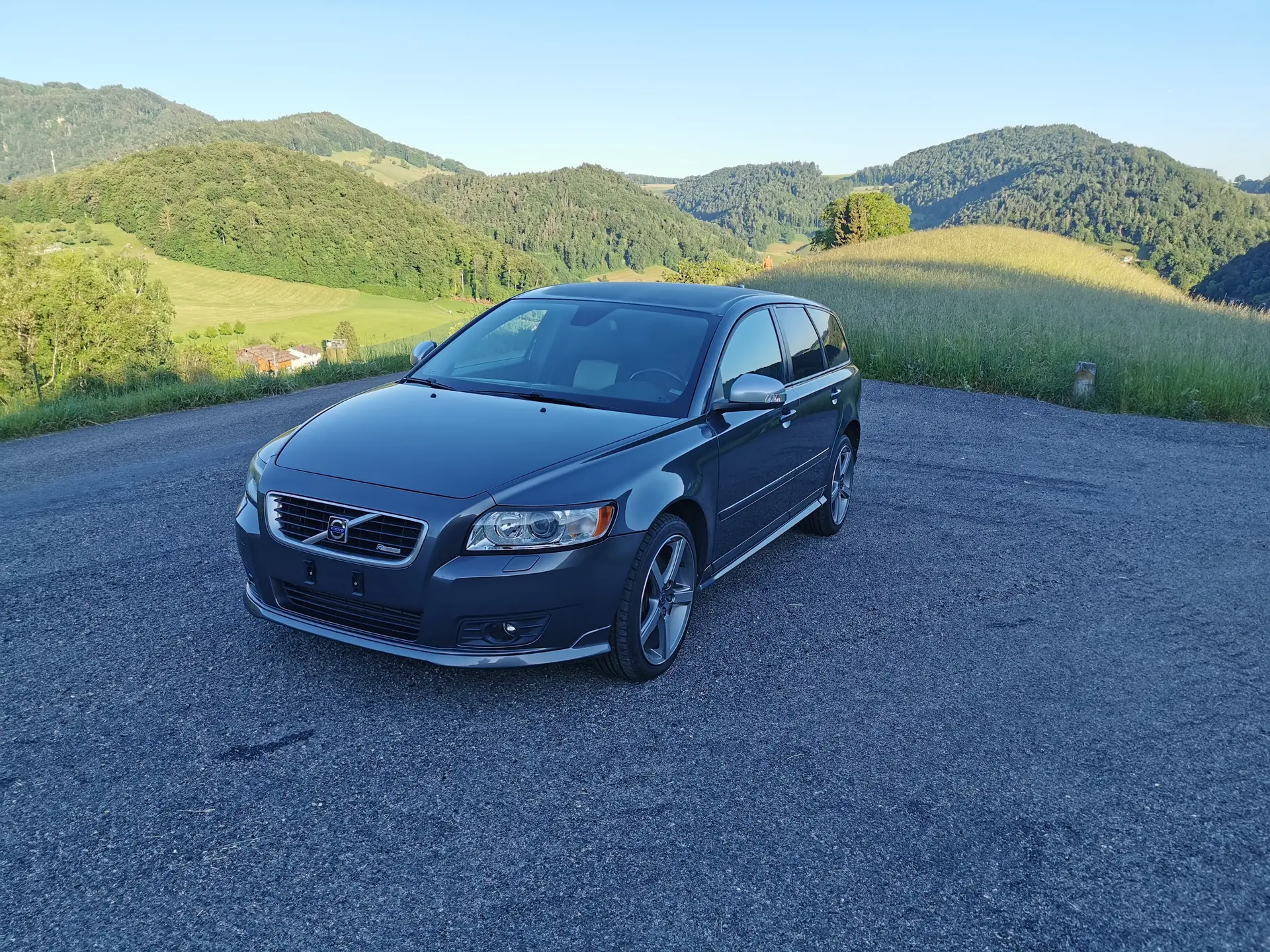 Volvo V50 T5 Summum R-Design AWD — Break dynamique, traction intégrale, 230 ch — vue extérieure
