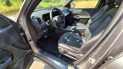 Mercedes-Benz GLB 250 Style 4matic — SUV compact polyvalent, première main avec 22'800 km — Miniatura 11