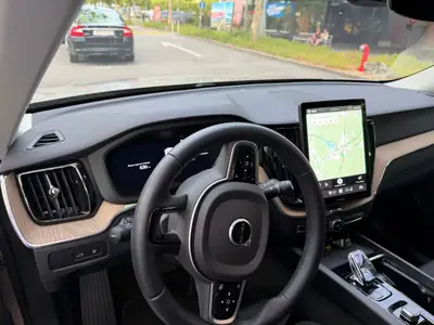 Volvo XC60 T6 eAWD Plug-in Hybrid — SUV premium écologique à faible kilométrage — tableau de bord