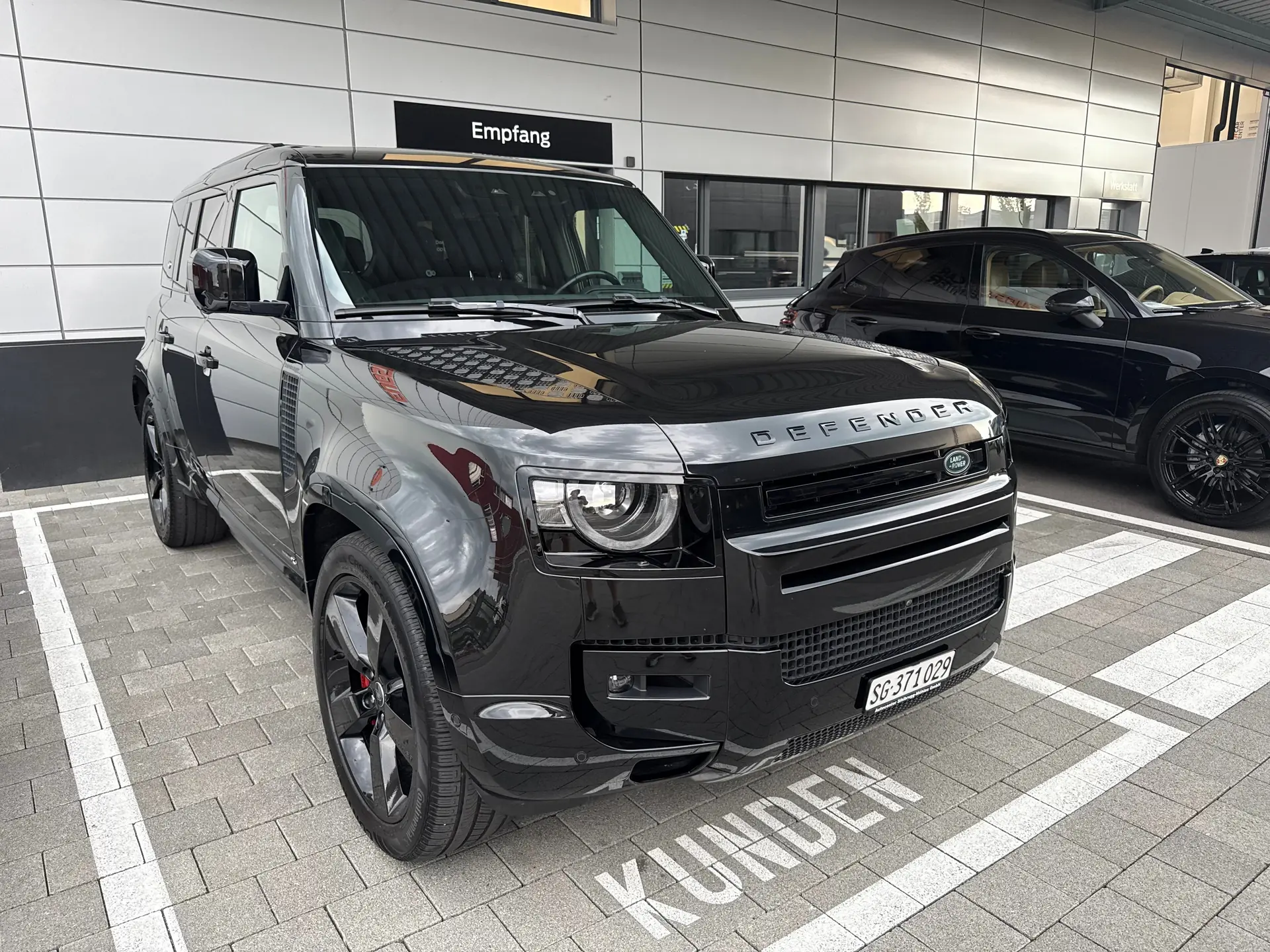 Land Rover Defender 2.0 P400e X-Dynamic HSE — Hybride rechargeable, 404 ch, kilométrage modéré — vista esterna