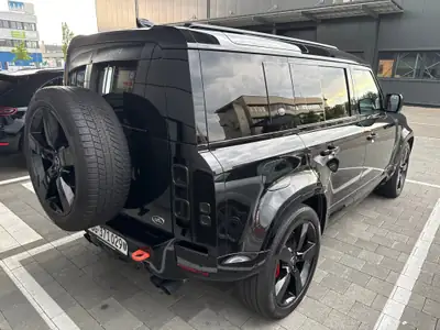 Land Rover Defender 2.0 P400e X-Dynamic HSE — Hybride rechargeable, 404 ch, kilométrage modéré — vista posteriore