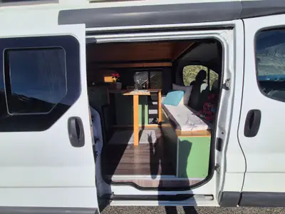 Opel Vivaro 2.5 CDTI 146 — Van aménagé robuste, sans sinistre, 187 000 km — intérieur