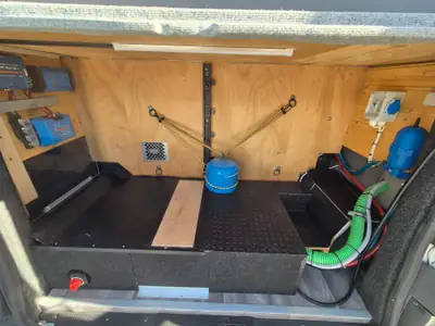 Opel Vivaro 2.5 CDTI 146 — Van aménagé robuste, sans sinistre, 187 000 km — détail