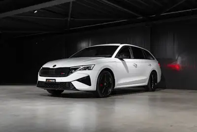 Skoda Octavia Combi RS 2.0 TSI — Break sportif haute performance, quasi neuf — tableau de bord