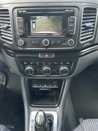 SEAT Alhambra 1.4 TSI — Le monospace familial spacieux aux portes coulissantes pratiques — Heckansicht