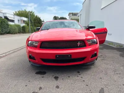 Ford Mustang 3.7 V6 2010 — Coupé mythique rouge, boîte auto, 81'000 km — Heckansicht