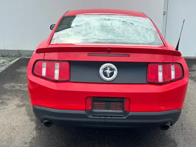 Ford Mustang 3.7 V6 2010 — Coupé mythique rouge, boîte auto, 81'000 km — Seitenansicht