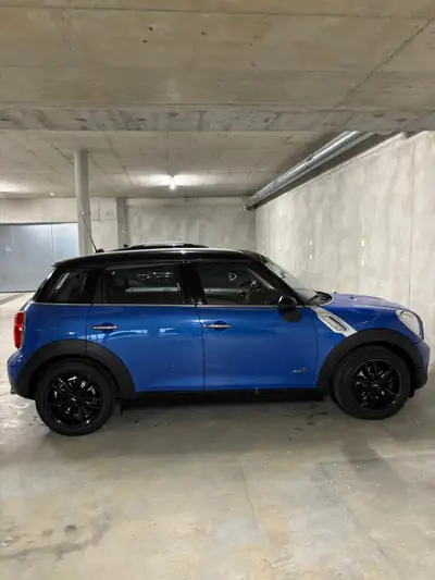 MINI Countryman Cooper ALL4 — SUV compact polyvalent, transmission automatique — vista esterna