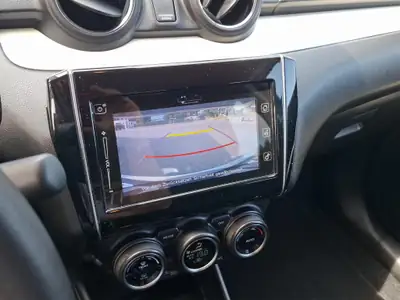 Suzuki Swift 1.2 Hybrid 4x4 — Citadine polyvalente et économe à faible kilométrage — Miniature 8