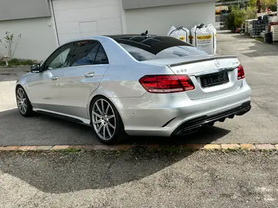 Mercedes-Benz E 63 AMG — Berline de prestige 585 ch, 4x4 intégral — Heckansicht