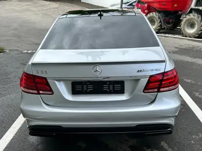 Mercedes-Benz E 63 AMG — Berline de prestige 585 ch, 4x4 intégral — Miniatur 18