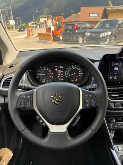 Suzuki S-Cross 1.4T 4x4 — SUV polyvalent hybride essence, neuf de Suisse — Miniatura 10