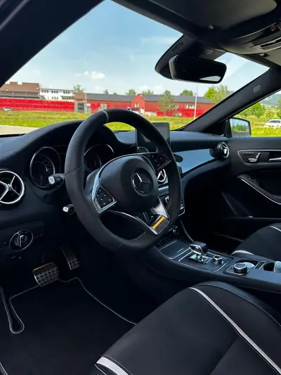 Mercedes-Benz GLA 45 AMG — SUV compact haute performance, 381 ch et traction intégrale — Armaturenbrett