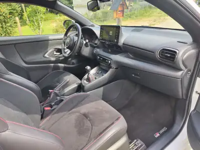 Toyota GR Yaris 1.6 Turbo Sport 4x4 — Performance sportive et polyvalence tout-terrain — Miniature 11