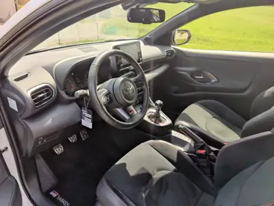 Toyota GR Yaris 1.6 Turbo Sport 4x4 — Performance sportive et polyvalence tout-terrain — Miniature 12