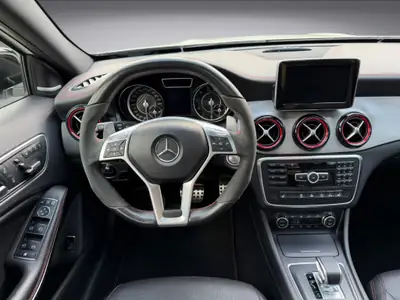 Mercedes-AMG GLA 45 4Matic — SUV haute performance, 360 ch et équipement premium — Miniature 8