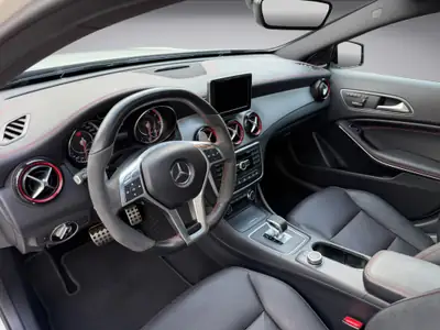 Mercedes-AMG GLA 45 4Matic — SUV haute performance, 360 ch et équipement premium — Miniature 9
