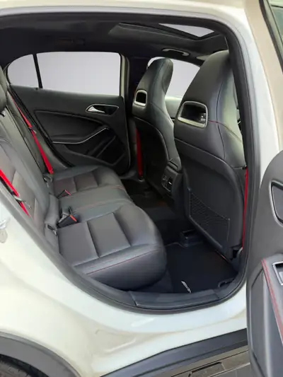Mercedes-AMG GLA 45 4Matic — SUV haute performance, 360 ch et équipement premium — Miniature 12