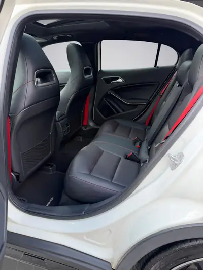 Mercedes-AMG GLA 45 4Matic — SUV haute performance, 360 ch et équipement premium — Miniature 11