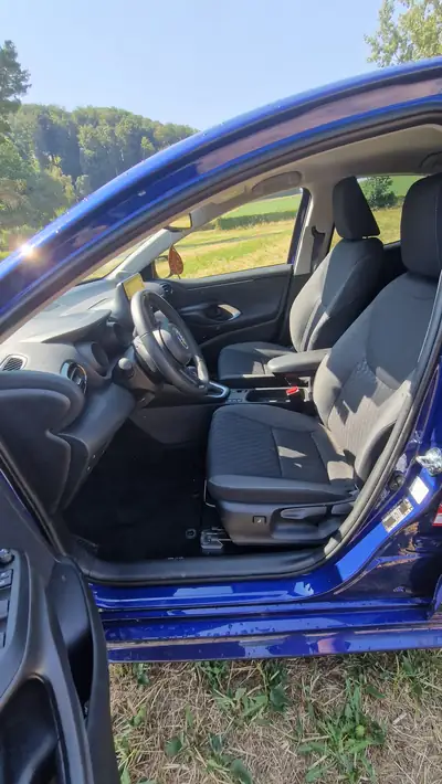 Toyota Yaris Hybride 2023 — Citadine économe et fiable, 14'000 km seulement — Heckansicht