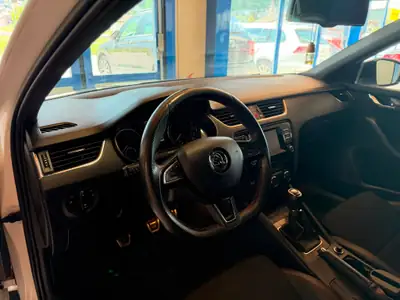 Skoda Octavia Combi 2.0 TDI RS — Break diesel performant, 184 ch, sans sinistre — Miniatura 17