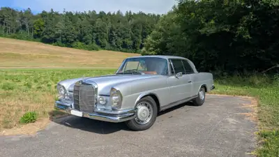 Mercedes-Benz 220 SEB 1964 — Coupé classique d'exception, 78 900 km authentiques — vista esterna
