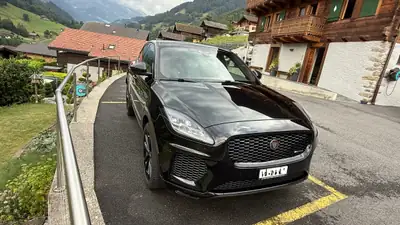Jaguar E-PACE 2.0 T 250 R-Dynamic SE — SUV compact premium, 4 pneus hiver inclus — side view