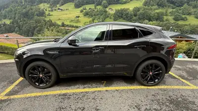 Jaguar E-PACE 2.0 T 250 R-Dynamic SE — SUV compact premium, 4 pneus hiver inclus — rear view