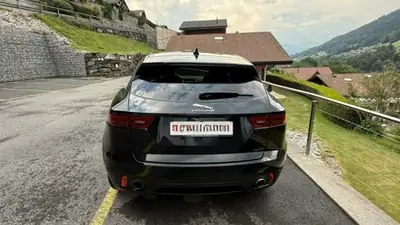 Jaguar E-PACE 2.0 T 250 R-Dynamic SE — SUV compact premium, 4 pneus hiver inclus — interior