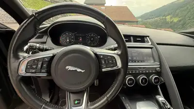 Jaguar E-PACE 2.0 T 250 R-Dynamic SE — SUV compact premium, 4 pneus hiver inclus — dashboard