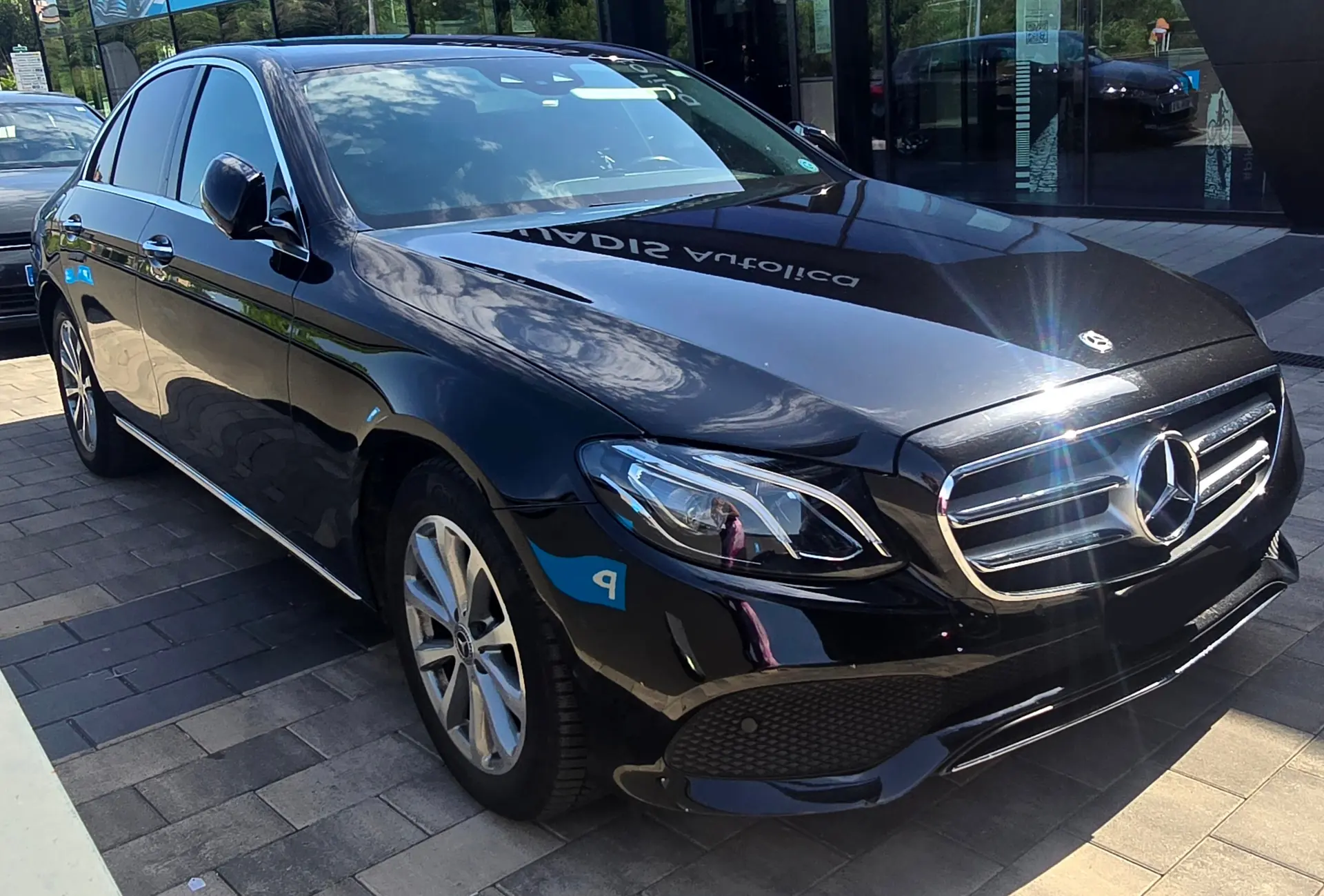 Mercedes-Benz E 200 — Berline élégante, motorisation efficace et 153'000 km — vista esterna