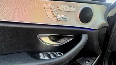 Mercedes-Benz E 200 — Berline élégante, motorisation efficace et 153'000 km — Miniatura 10