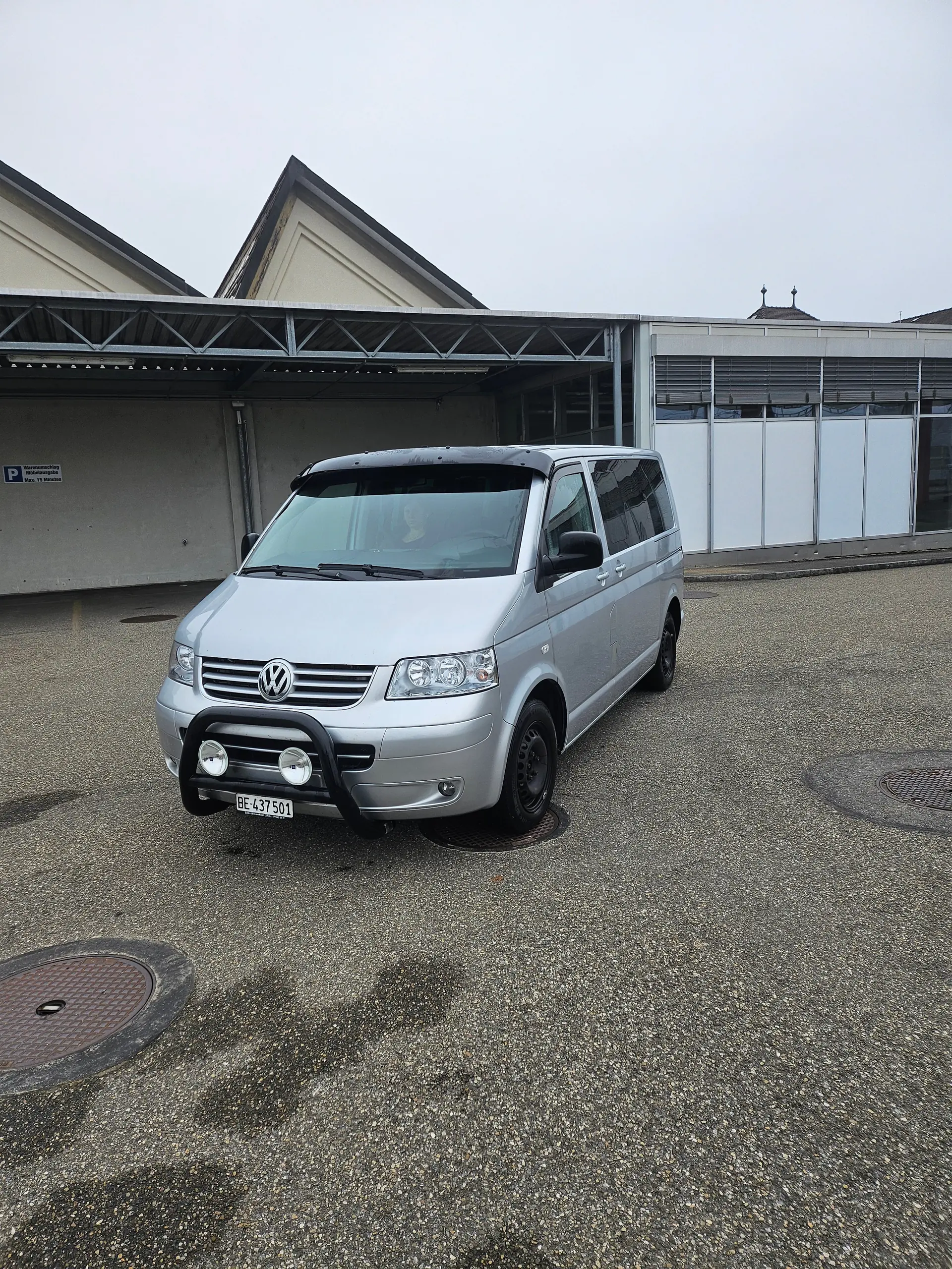 VW T5 Caravelle — Monospace diesel polyvalent, 303'000 km, transmission automatique — vue extérieure