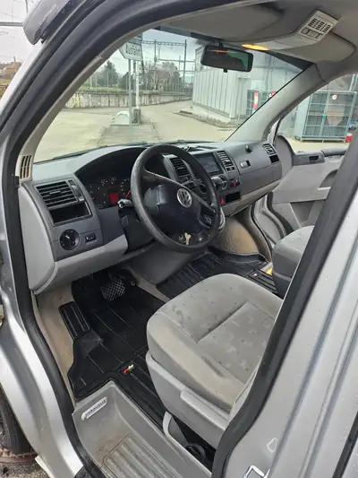 VW T5 Caravelle — Monospace diesel polyvalent, 303'000 km, transmission automatique — détail