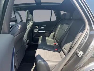 Mercedes-Benz GLC 400 e — SUV hybride rechargeable haute performance, 20 km seulement — Miniature 10