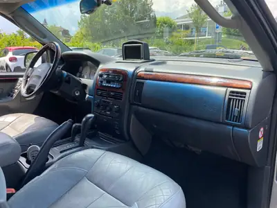 Jeep Grand Cherokee 4.7 Overland — SUV polyvalent, traction intégrale, sièges cuir chauffants — Miniature 10