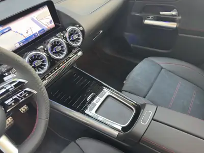 Mercedes-Benz GLA 200 Night Star AMG Line — SUV compact hybride, 20 km seulement — Miniature 18