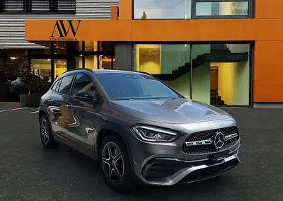Mercedes-Benz GLA 200 AMG Line 4Matic — SUV compact 4x4, service gratuit 10 ans inclus — tableau de bord