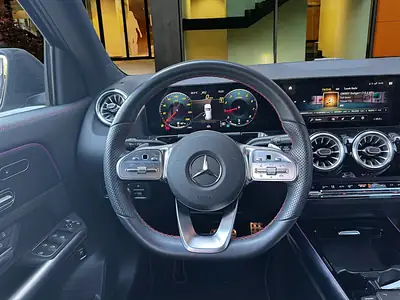 Mercedes-Benz GLA 200 AMG Line 4Matic — SUV compact 4x4, service gratuit 10 ans inclus — Miniature 9