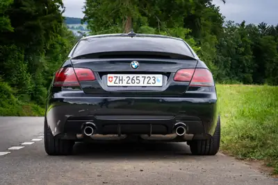 BMW 335i xDrive Coupé — Sportive performante avec suspensions ajustables et équipements premium — rear view