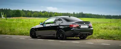 BMW 335i xDrive Coupé — Sportive performante avec suspensions ajustables et équipements premium — side view