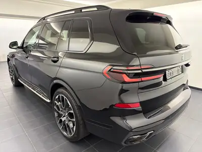 BMW X7 xDrive 48V 40i M Sport Pro — SUV 7 places premium, motorisation hybride, primo-propriétaire — côté