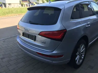 Audi Q5 TDI 2.0 — SUV premium diesel, tout-terrain 4x4, toit panoramique — Heckansicht