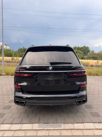 BMW X7 M60i 2024 — SUV 7 places premium, 530 ch et technologie hybride — Heckansicht