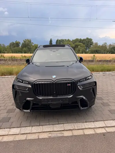 BMW X7 M60i 2024 — SUV 7 places premium, 530 ch et technologie hybride — Seitenansicht