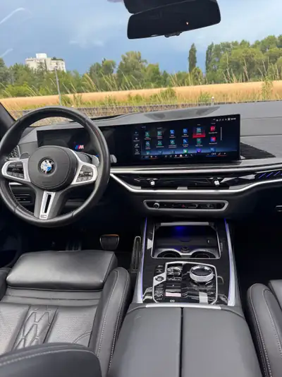 BMW X7 M60i 2024 — SUV 7 places premium, 530 ch et technologie hybride — Innenraum