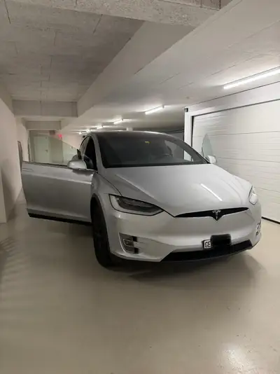 Tesla Model X 100D — SUV électrique 7 places, 524 ch, autonomie maximale — vista posteriore